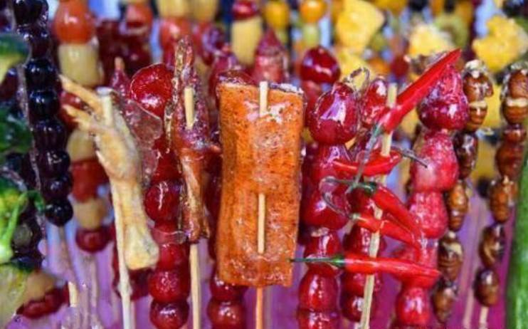 輸送帶廠家：新花樣！東北攤主把雞爪豬蹄做成糖葫蘆