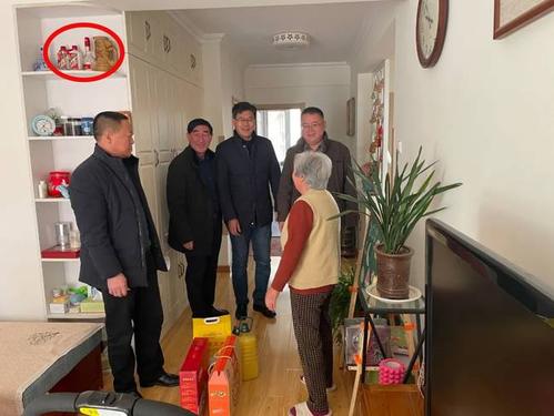 輸送帶廠家：官方調(diào)查困難戶家中擺放高檔酒是怎么回事？