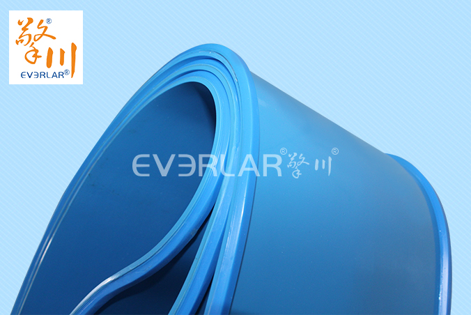 藍(lán)色易清潔帶加導(dǎo)條耐油易清潔食品運輸機工業(yè)皮帶定制