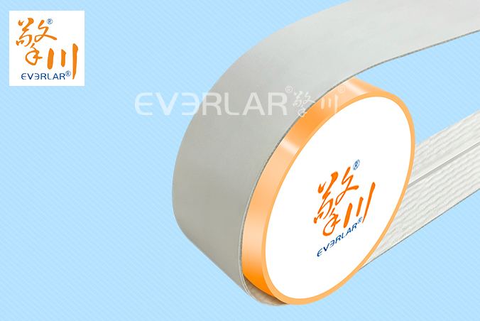 白色食品級PU輸送帶加導條耐磨耐油日化行業(yè)輸送機械皮帶加工定制