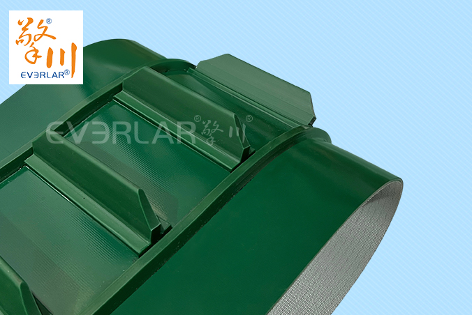 綠色PVC輸送帶加擋板雙導(dǎo)條精準導(dǎo)向防掉落化工建材涂裝線工業(yè)皮帶