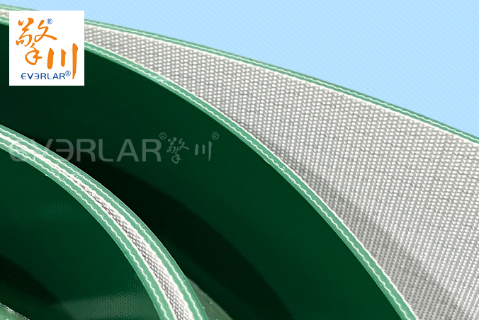 綠色PVC輸送帶加擋板雙導(dǎo)條精準導(dǎo)向防掉落化工建材涂裝線工業(yè)皮帶