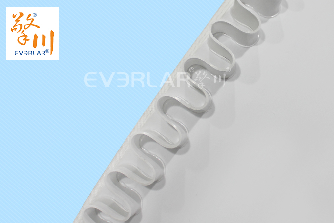 白色PU輸送帶加裙邊食品級耐油食品醫(yī)藥分揀輸送機皮帶廠家定制