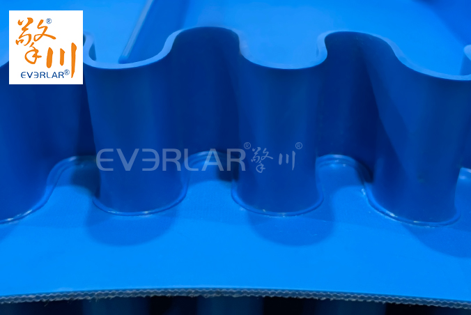 藍(lán)色啞光PU輸送帶加擋板裙邊導(dǎo)條食品級(jí)自動(dòng)化生產(chǎn)線(xiàn)定制提升機(jī)工業(yè)皮帶