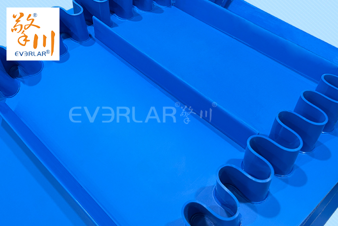 藍(lán)色啞光PU輸送帶加擋板裙邊導(dǎo)條食品級(jí)自動(dòng)化生產(chǎn)線(xiàn)定制提升機(jī)工業(yè)皮帶